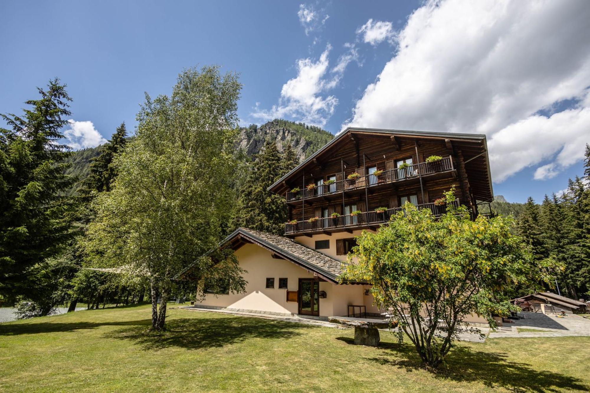 Alpine Forest Hotel ชัมโปลุก ภายนอก รูปภาพ