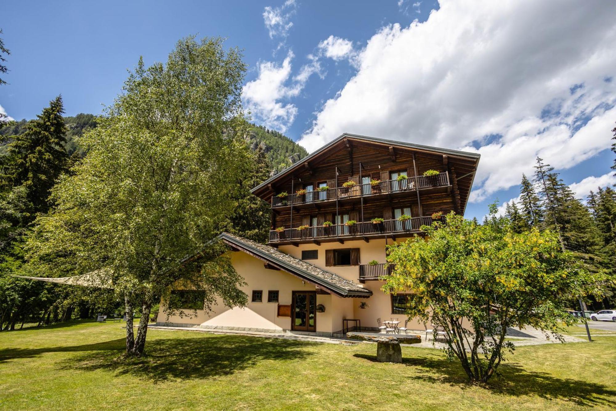Alpine Forest Hotel ชัมโปลุก ภายนอก รูปภาพ